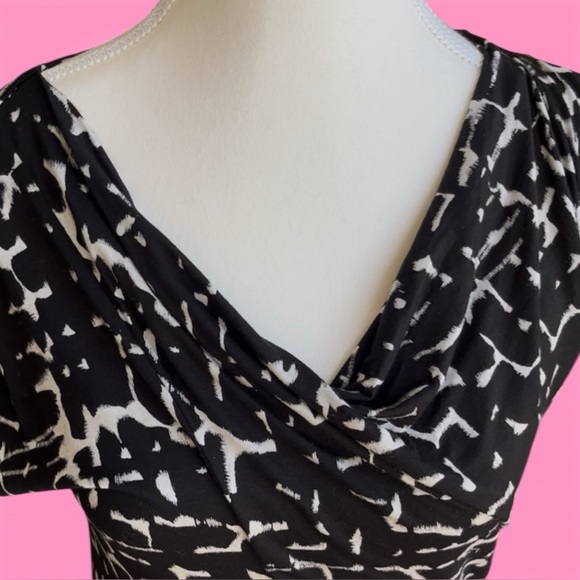 Elegant Black and White Women's Blouse - Picture 3 of 7